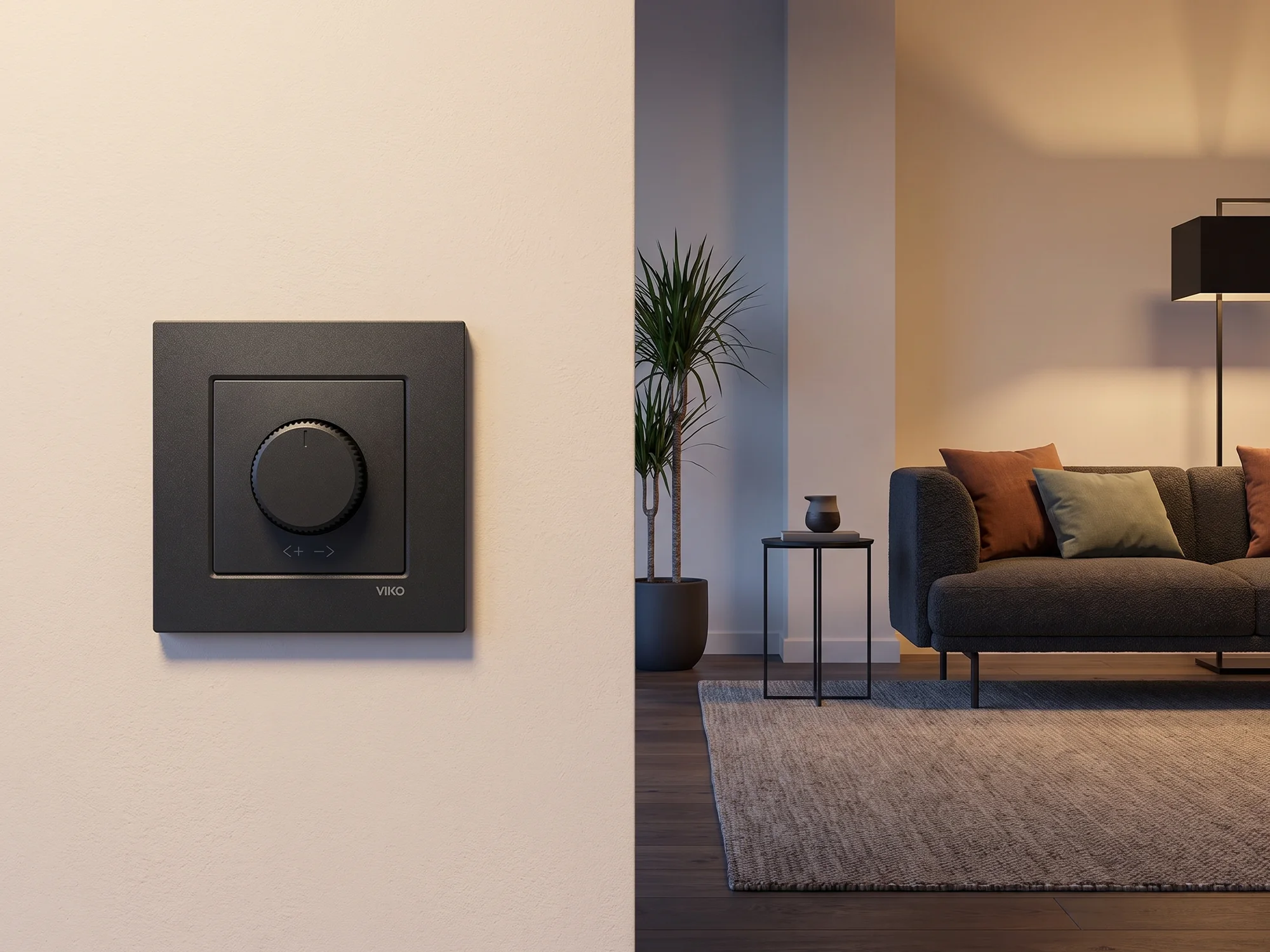 Dimmer Anahtar Nedir? LED Uyumlu Dimmer Seçimi Salon duvarındaki antrasit rotatif dimmer anahtar, arka planda sıcak ışıkla aydınlatılmış oturma grubu | Levent Elektrik