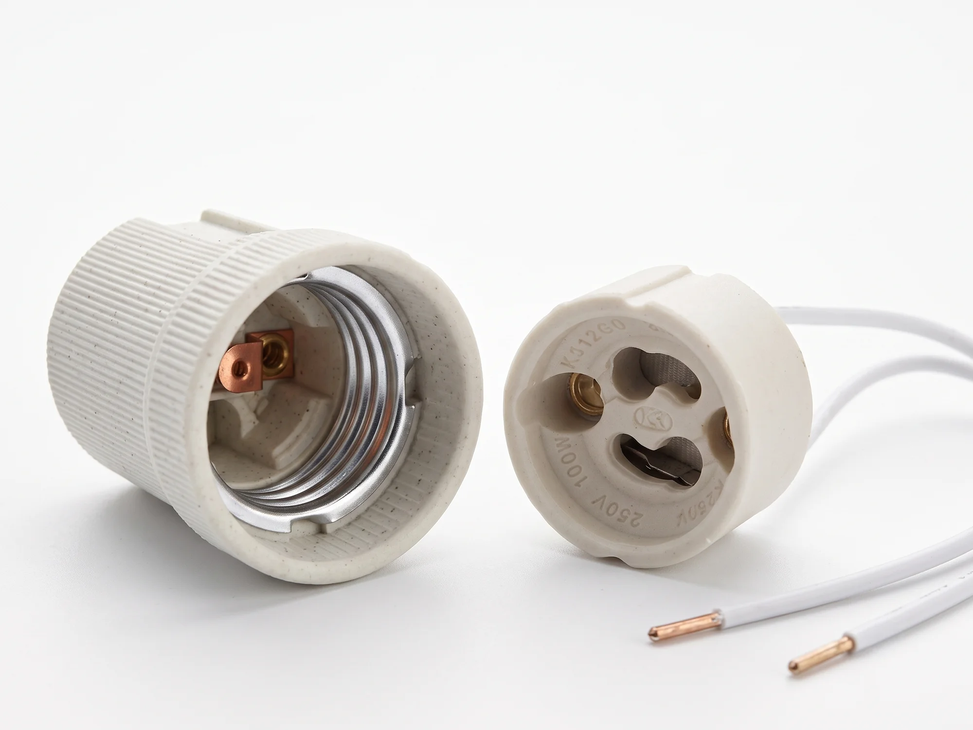 Duy Nedir? Duy Çeşitleri: E27, E14, GU10 ve G9 Rehberi Porselen E27 duy ve kablolu GU10 seramik duy yan yana | Levent Elektrik
