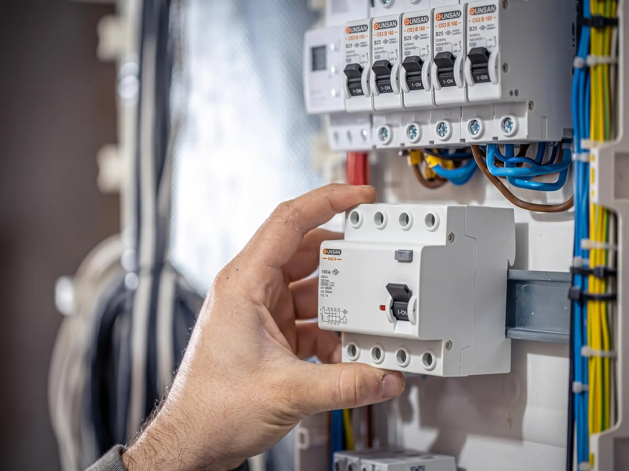 Elektrik panosuna monte edilmiş 30 mA hassasiyetli kaçak akım rölesi, faz ve nötr bağlantıları, test butonu ve koruma etiketi görünüyor | Levent Elektrik