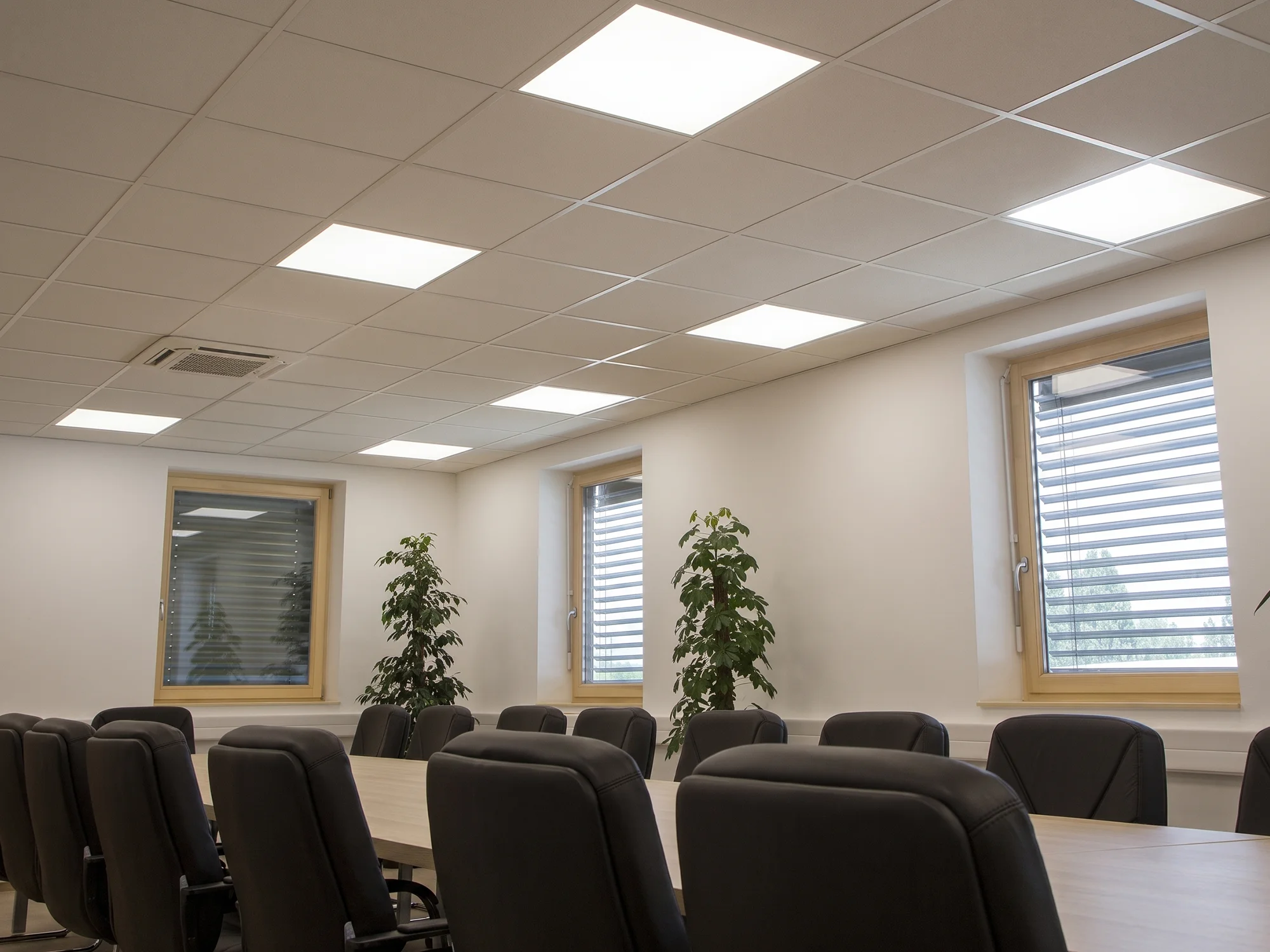 LED Panel Armatür Seçimi: Ölçü, Watt ve Montaj Rehberi Toplantı odasında taşıyıcılı asma tavana gömülü kare LED panel armatürler, masa yüzeyine homojen beyaz ışık veriyor | Levent Elektrik