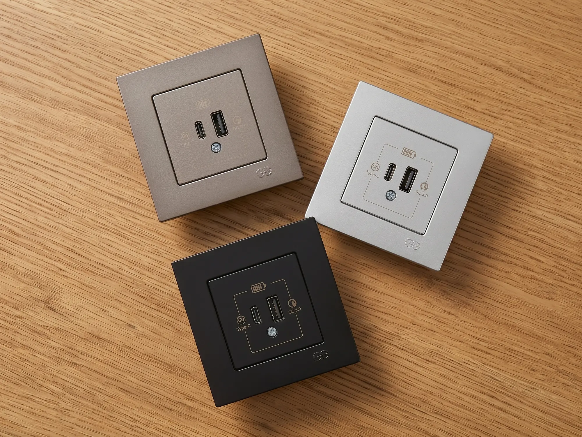 Günsan Eqona serisi USB prizler, aynı gövdede Type-A ve Type-C çıkışlarını birlikte sunan hibrit modeller beyaz zeminde yakın plan görünüyor | Levent Elektrik