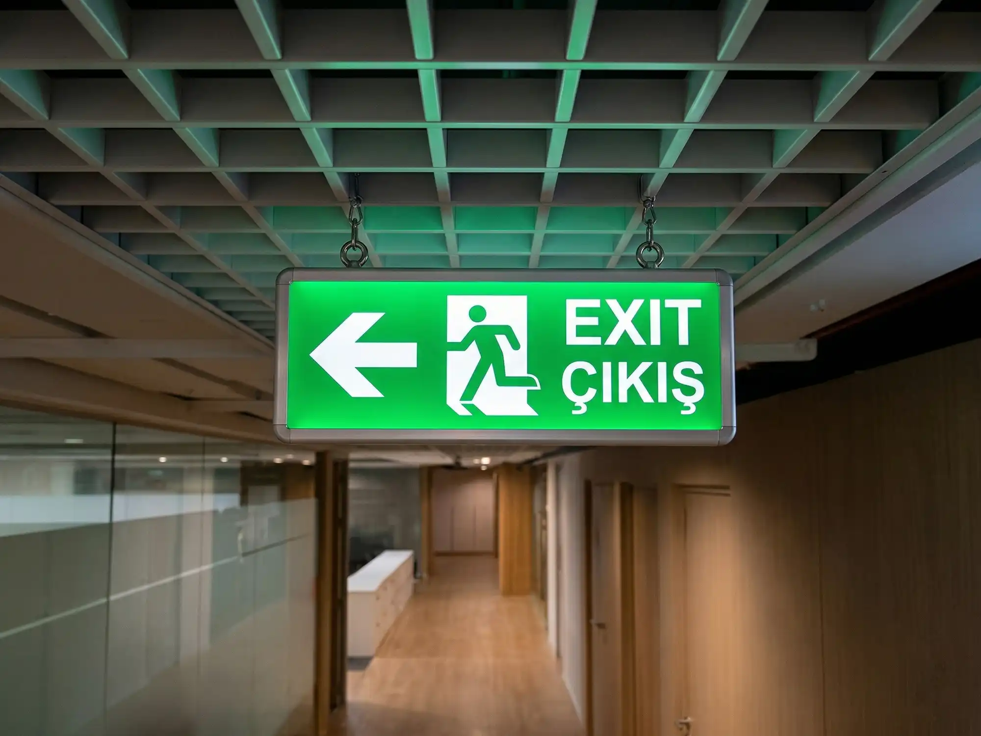 Duvara monte edilmiş yangın alarm santrali, tavandaki duman dedektörü ve koridordaki flaşörlü siren ile yangın ihbar butonu - yangın alarm sistemi bileşenleri | Levent Elektrik